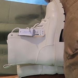 No boundaries combat boots